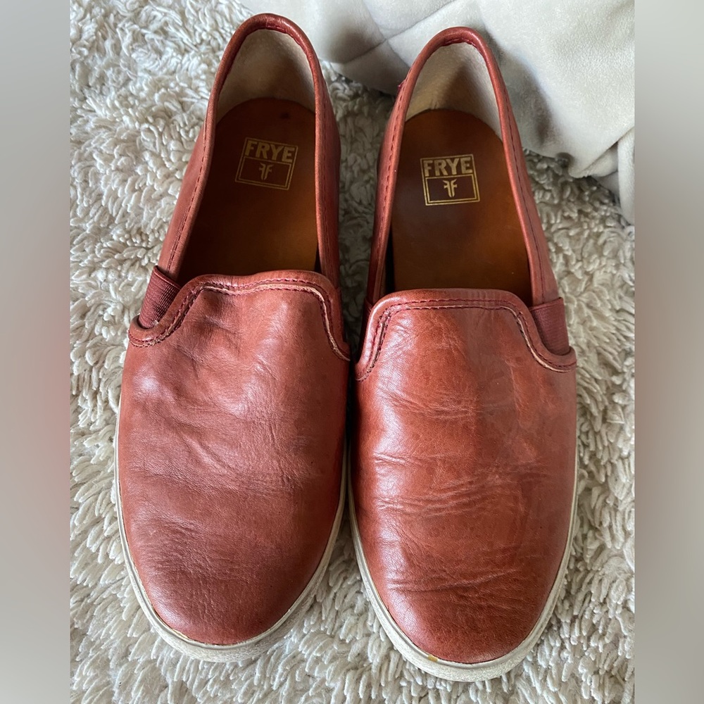 FRYE Women’s leather slip on sneakers. Size 6.5. Excellent used condition.